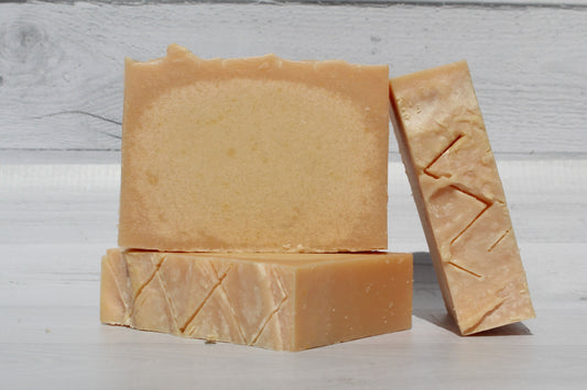 Jabón natural con leche de cabra, lavanda y rosa.